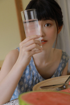 宋雨琦乳液头突出图片